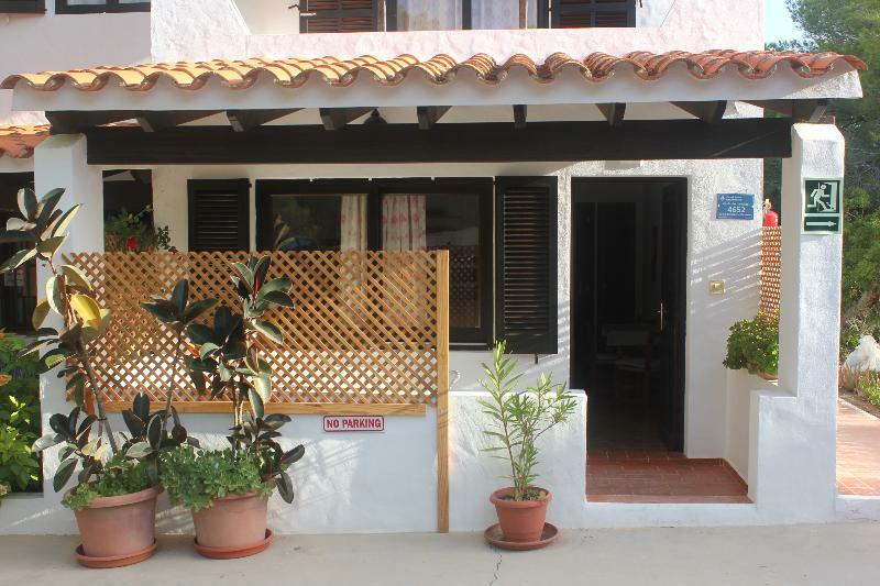 Apartamentos Pinomar Es Calo  Bagian luar foto